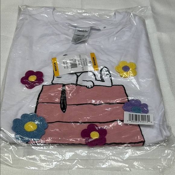 Comfy and cute Snoopy with crochet flowers top NWT! Size M - Picture 13 of 14